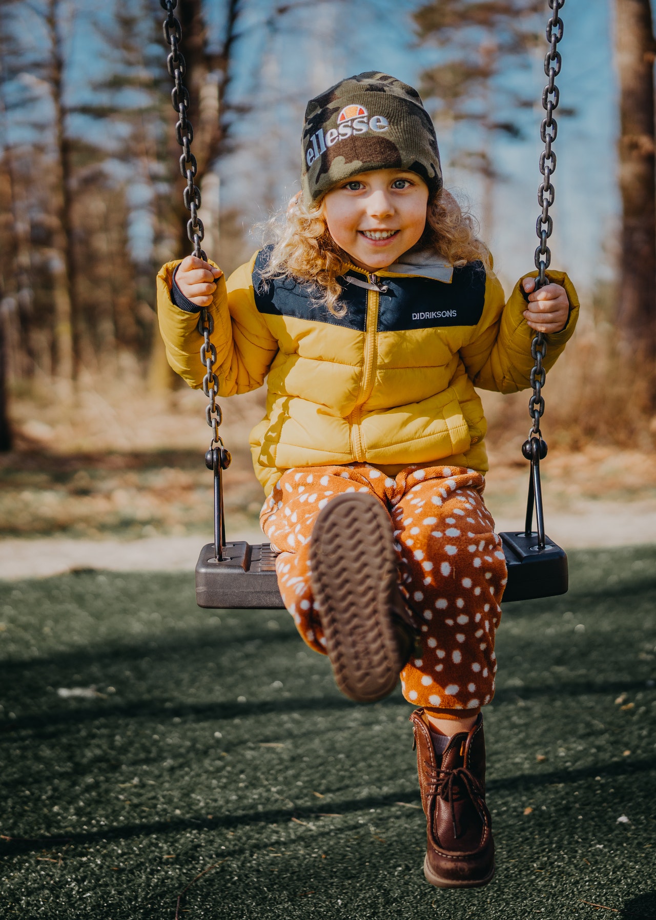 niña mayor en el parque con au pair